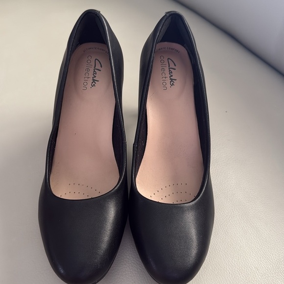NWT CLARKS Ambyr Joy Black Leather Pumps - Picture 3 of 5